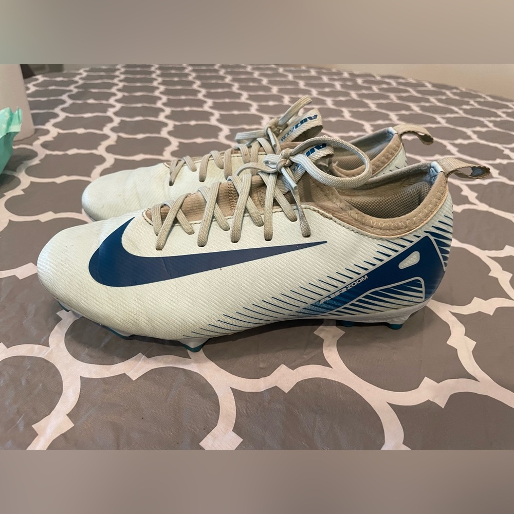 Nike Kids' Jr. Mercurial Vapor 16 Academy soccer cleats Size 5Y